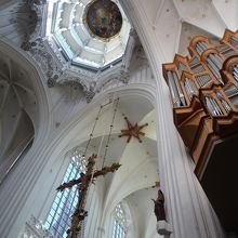 ネロとパトラッシュを迎えに天使が降りてきたところ