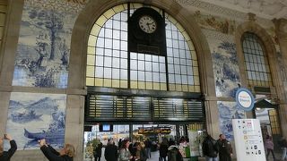 修道院跡地にたてられた装飾の美しい駅舎