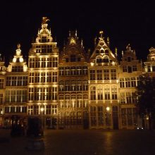 夜のライトアップされたマルクト広場