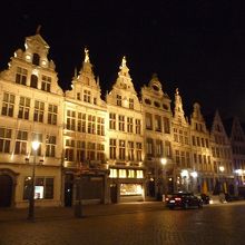 夜のライトアップされたマルクト広場