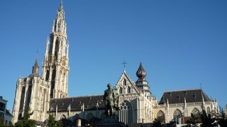 ルーベンスの像がある広場！