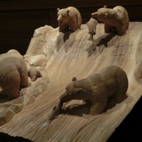 ロビーの木彫りの置物