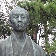 吉田松陰の墓及び墓所の傍にある松陰像