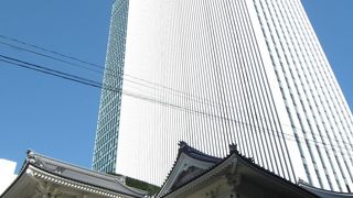 歌舞伎座の背後にある近代的なビル