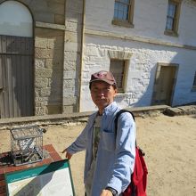 カドマンの家の前で