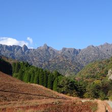 登山口から天狗岩を正面に見ながら進む。