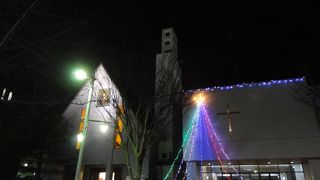 鎌倉の街にひときわ映えて