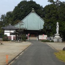 西福寺の本堂に至る参道の様子です。埼玉県の文化財です。