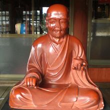 病等で気になる部位を撫でると快癒すると言われる仏像です。