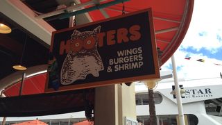 陽気なフーターズに乾杯