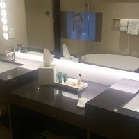 鏡の中にテレビ