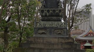 細かい細工が印象的な塔