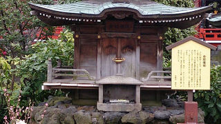 小さな社が集まったうちのひとつ