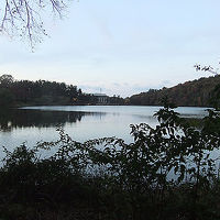 湖の向こう側からホテルを見ています。