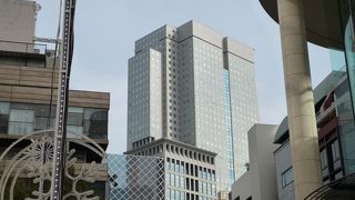 ビルの狭間から見る姿は壮観です！