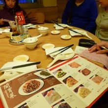 丸いテーブルに、複数組が座ります。