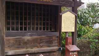 木造の本瓦の堂が趣ある