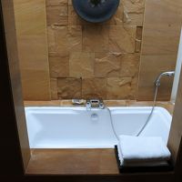 明るい浴槽です。天井はガラス張りになっています。