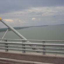 橋の上からメコン川をのぞむ