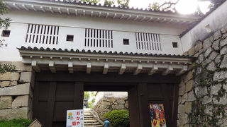 市民の要望で再現された門