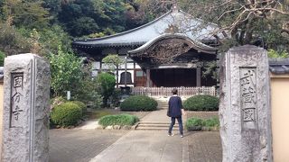 ひっそりとした佇まい