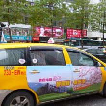 日本観光のラッピングタクシーもよく見かけます。