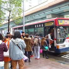 台北に着いてすぐ、折り返しで九分方面へ向かうバス。