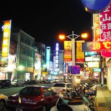 にぎやかな道。