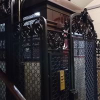 外扉が完全に閉まっていないとエレベーターは動きません。