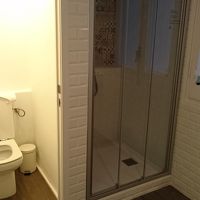 シャワーとトイレは十分な広さです。