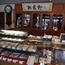 ショーウインドにはカステラが並んでいます