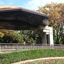 我が国初の野外音楽堂です