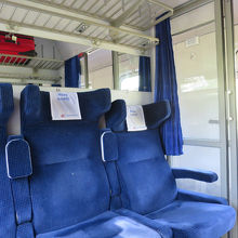 座席はきれいで、ボストンバックなどは上に載せられます