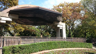 わが国初の野外音楽堂です