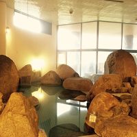 内湯  岩風呂お湯がドバドバ、熱め