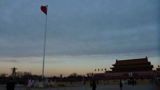 日没で中国国旗降納が見られた