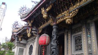 朝からたくさんの人が集まる台北のお寺