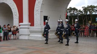 一糸乱れぬ衛兵交替式