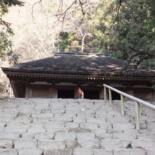 鎧坂を上がると正面に金堂が見えてくる　国宝