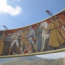 旭日旗を足蹴にするロシア人を描いた壁画。