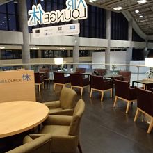 吹き抜けで開放的な室内