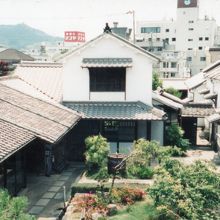 中庭（正面は母屋）