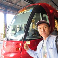 ライトレールの前で