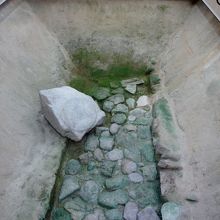 大宰府展示館内にある側溝址