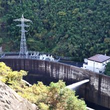 放水。水力発電か？