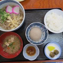 そば定食1100円．ボリューム満点です．