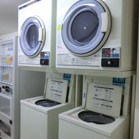 コインランドリーと自販機コーナーです。アルコールもあります。