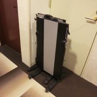 貸出無料のズボンスプレッサは各階通路にあります。