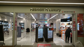 成田空港第一ターミナル免税店で、JALのクーポン券が使えるのは、この店だけです。