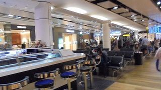 カウンターのバー。変り種のお土産もあり